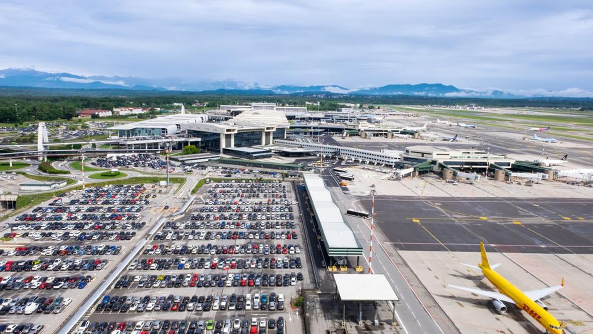 Iguazu International Airport terminal car crossing